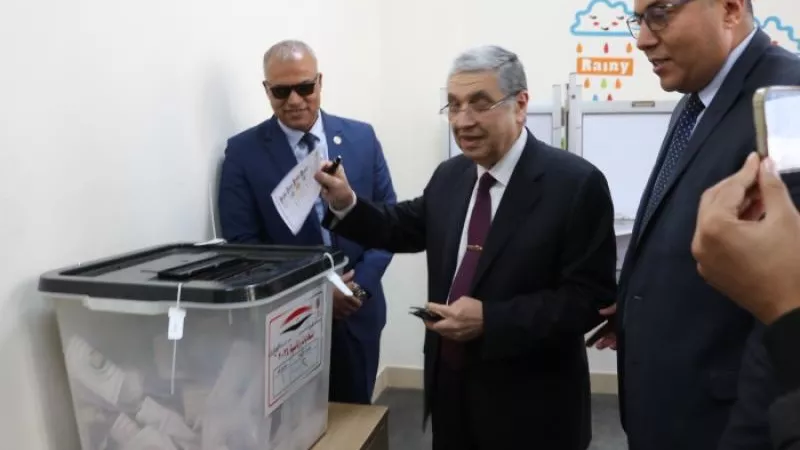 وزير الكهرباء يدلي بصوته في الانتخابات الرئاسية بالعاصمة الإدارية