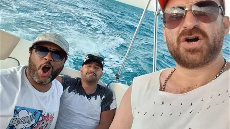 أصدقاء العمر.. أحمد السقا ونضال الشافعي ومحمد جمعة في رحلة بحرية