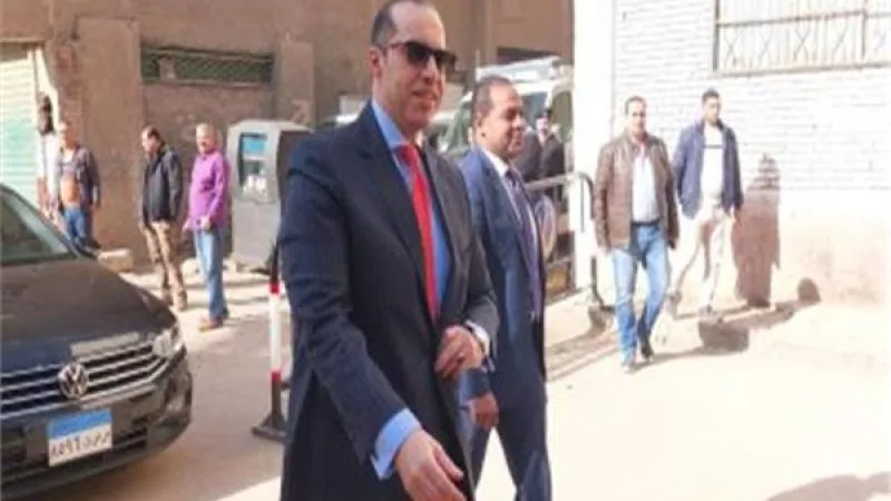 بالصور.. رئيس حملة السيسي يُدلى بصوته في لجنة منشأة البكاري بالجيزة