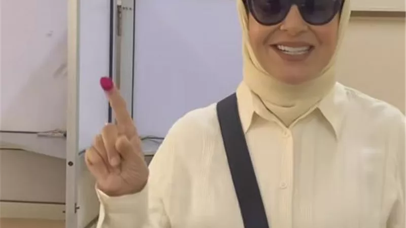 منى عبد الغنى تدلى بصوتها في الانتخابات الرئاسية