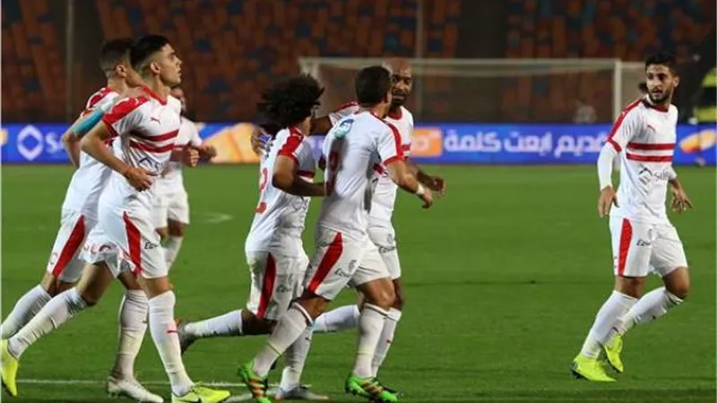 لاعبو الزمالك يخوضون الإحماء قبل مواجهة الرجاء