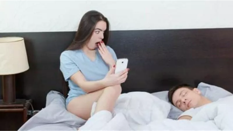 بالفيديو.. تحذير لكل رجل ”يلعب بديله”.. صورة السيلفي ستكشف خيانتك