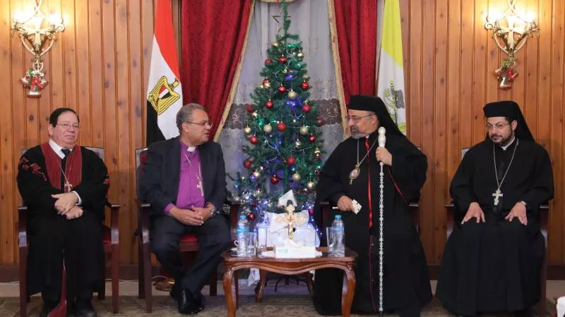 شاهد.. كيف هنأ رئيس الطائفة الإنجيلية  بطريرك الكاثوليك بعيد الميلاد المجيد؟
