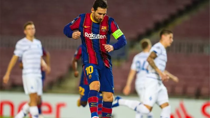 ميسي يقود برشلونة للتقدم على دينامو كييف بهدف في الشوط الأول