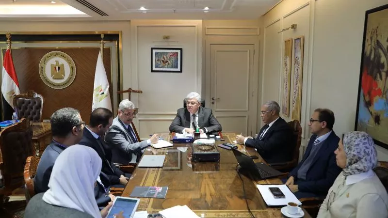 وزير التعليم العالي يلتقي بعدد من الباحثين المصريين لعرض مشروعاتهم البحثية