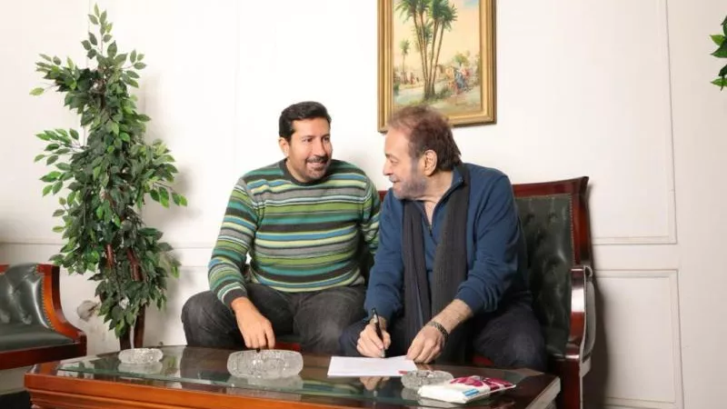 بعيدًا عن الكوميديا.. هانى رمزى يتعاقد رسميا مع المنتج محمد فوزي على ”بدون مقابل”