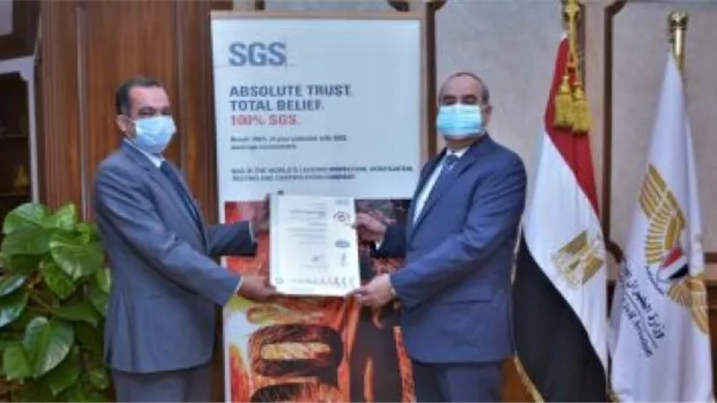 وزير الطيران يتسلم شهادة تجديد الأيزو لمطار الغردقة الدولى