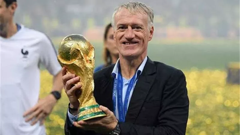 ديشامب يعلن قائمة منتخب فرنسا لخوض مباريات التوقف الدولي