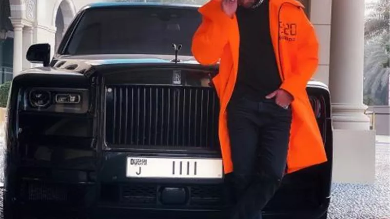 أنا نمبر وان.. محمد رمضان يستعرض سيارته ”الرولز رويس” الجديدة