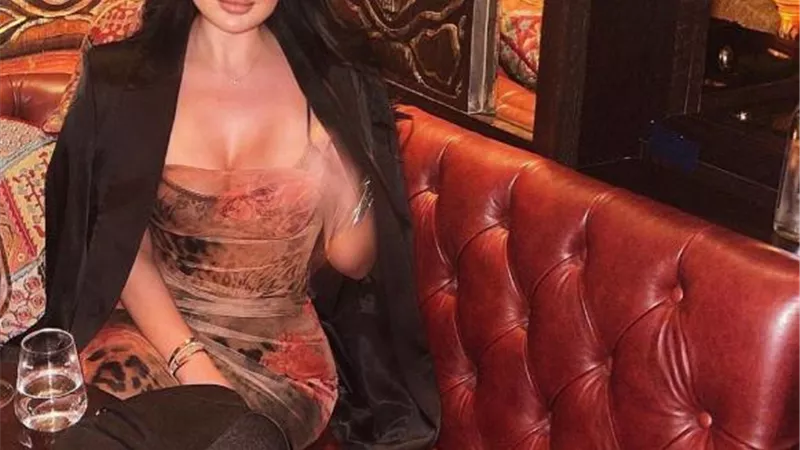 نجلة هيفاء وهبى تستعرض جمالها بطريقة جريئة