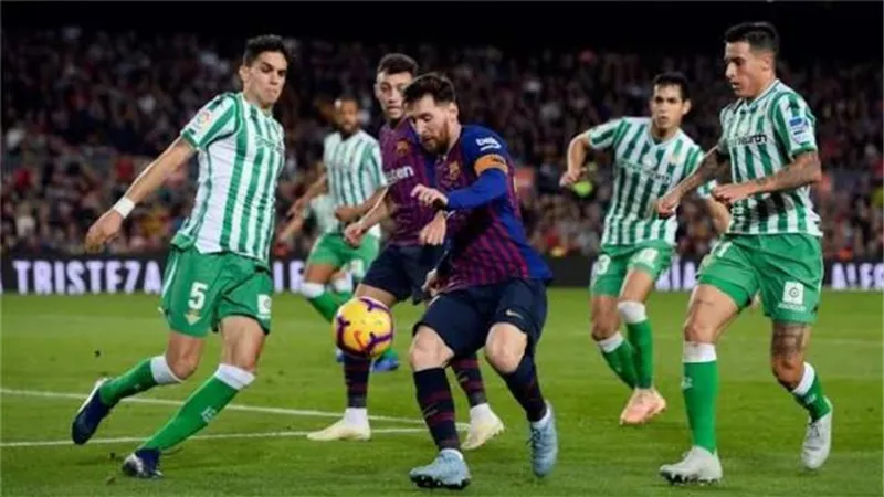 برشلونة يحلم بفك عقدة ”كامب نو” أمام ريال بيتيس بالليجا اليوم