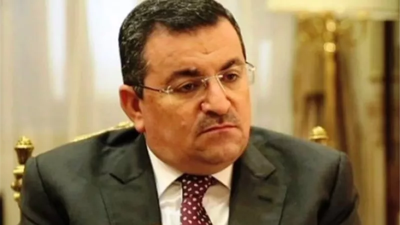 وزير الإعلام يدلى بصوته فى انتخابات مجلس النواب بالقاهرة الجديدة
