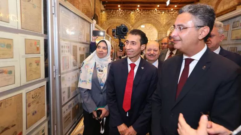 بالصور..رئيس البريد المصري يفتتح ”المعرض العربي للطوابع”