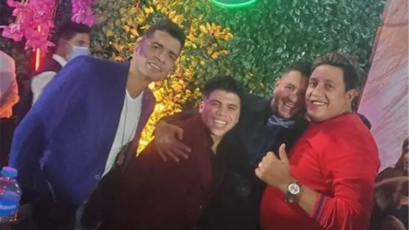 شاهد.. أحمد الفيشاوي يقبل ”حمو بيكا” في حفل زفاف هنادي مهنا