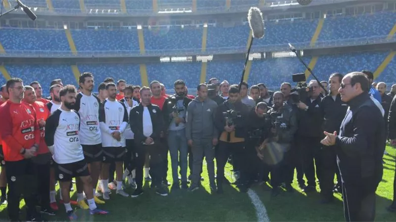 الرئيس السيسي يتفقد تدريبات المنتخب الوطني لكرة القدم بالمدينة الأوليمبية (صور)