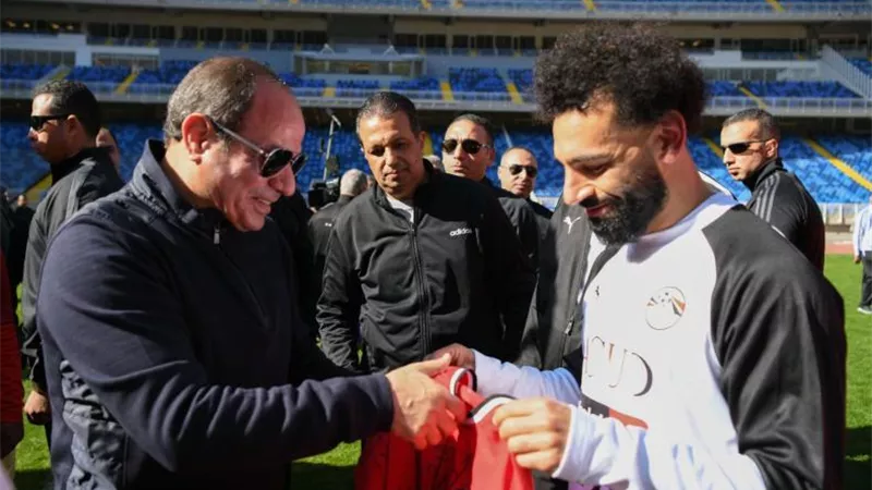 محمد صلاح يهدى قميص المنتخب للرئيس السيسى