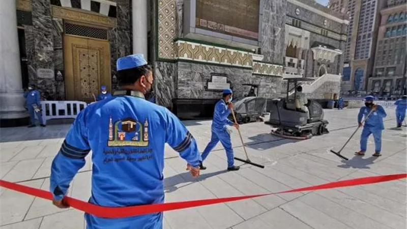 60 ألف لتر من المطهرات يومياً لتعقيم المسجد الحرام  ضد فيروس كورونا