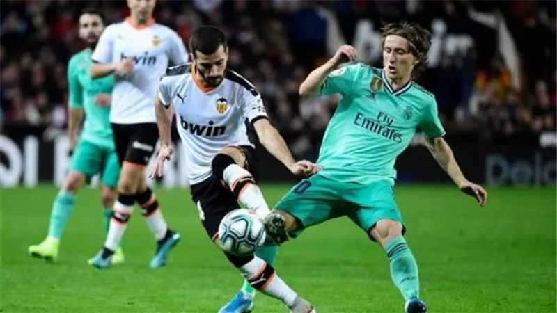 ريال مدريد في مهمة شاقة أمام فالنسيا لاستعادة صدارة الليجا