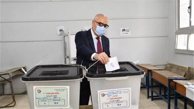 وزير الاسكان يدعو المصريين لممارسة حقوقهم السياسية والمشاركة الإيجابية فى الانتخابات البرلمانية
