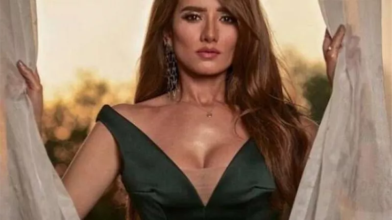 زينة تطمئن جمهورها على حالتها الصحية بعد تعرضها لإصابة فى ذراعها