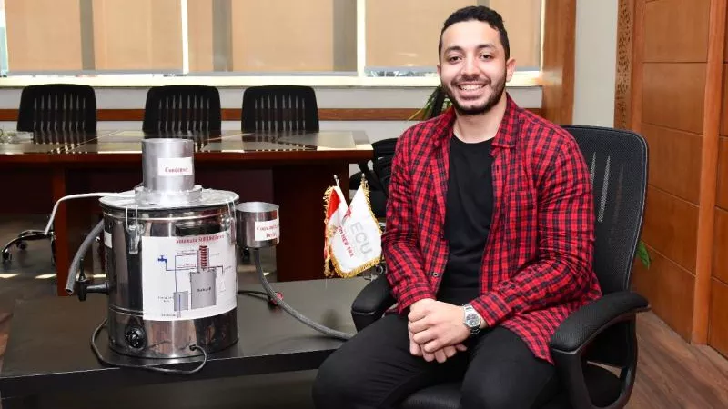 طلاب صيدلة الجامعة المصرية الصينية ينتجون أجهزة تدخل في مراحل صناعة الدواء