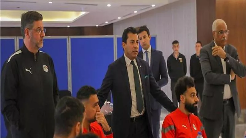 صور تفاصيل زيارة وزير الرياضة لمعسكر المنتخب قبل السفر إلى كوت ديفوار (صور)