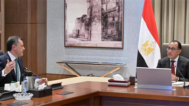 مشروع قانون للتعامل مع السائح الأجنبي.. تفاصيل اجتماع رئيس الوزراء ووزير السياحة