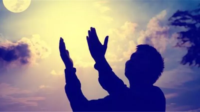 (فيديو) دعاء يملأ قلبك باللجوء والتوكل علي الله