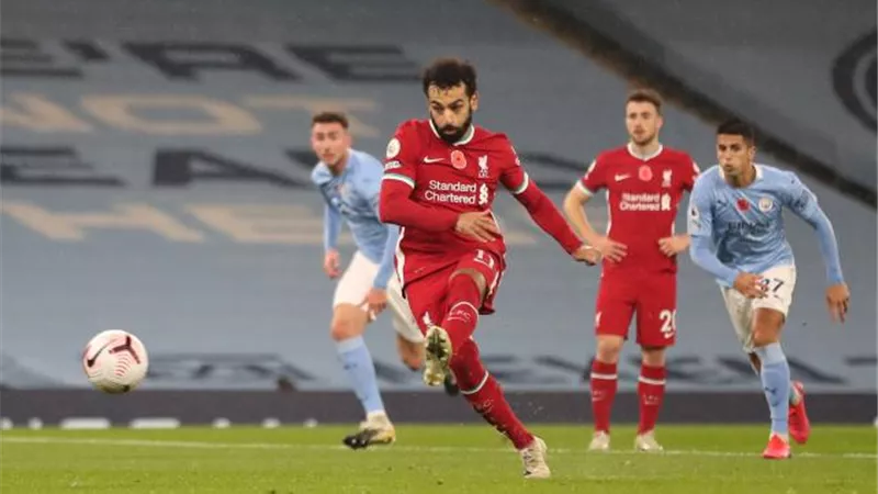 وزير الرياضة يطمئن على صلاح هاتقياً
