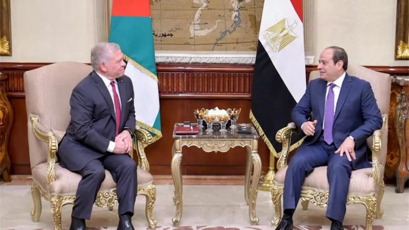 ملك الأردن يستقبل الرئيس السيسي لدى وصوله العقبة