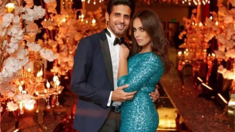إسراء عبد الفتاح تنشر صورة عائلية بصحبة زوجها وإبنتهما ”تمارا”