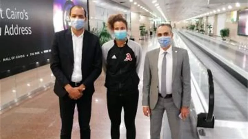 وفد رسمي من وزارة الشباب والرياضة يستقبل ”ميار شريف” بمطار القاهرة