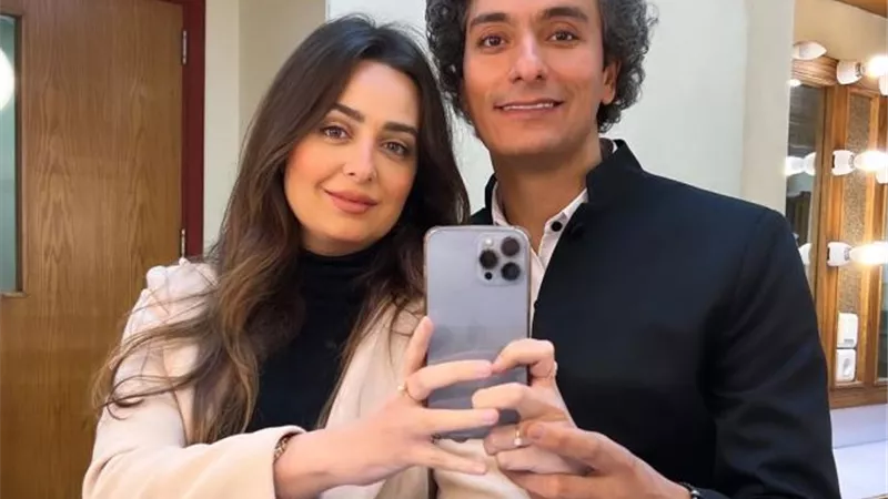 هبة مجدي بإطلالة رومانسية مع زوجها