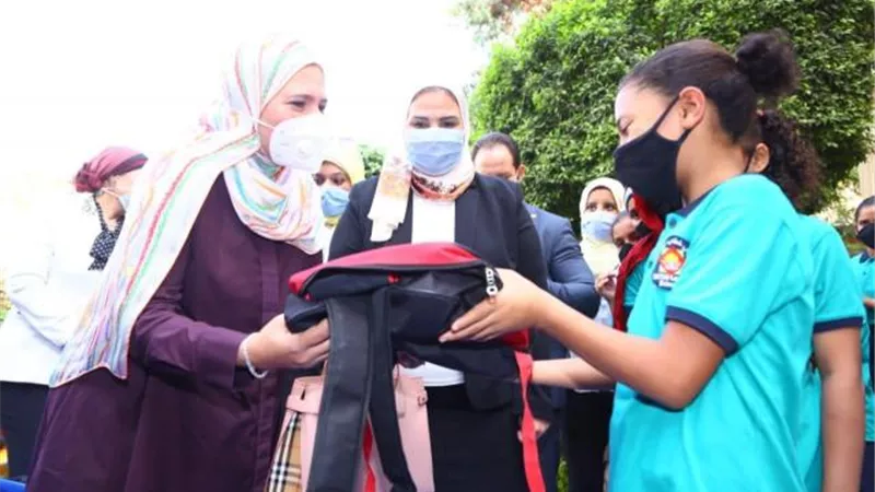 شاهد...وزيرة التضامن تسلم فتيات مؤسسة العجوزة الشنط والكتب المدرسية