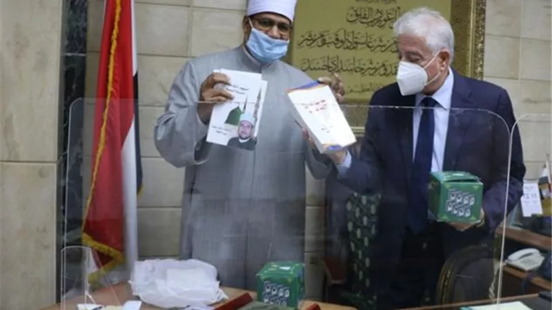 وزير الأوقاف يهدي محافظ جنوب سيناء سلسلة رؤية الثقافية