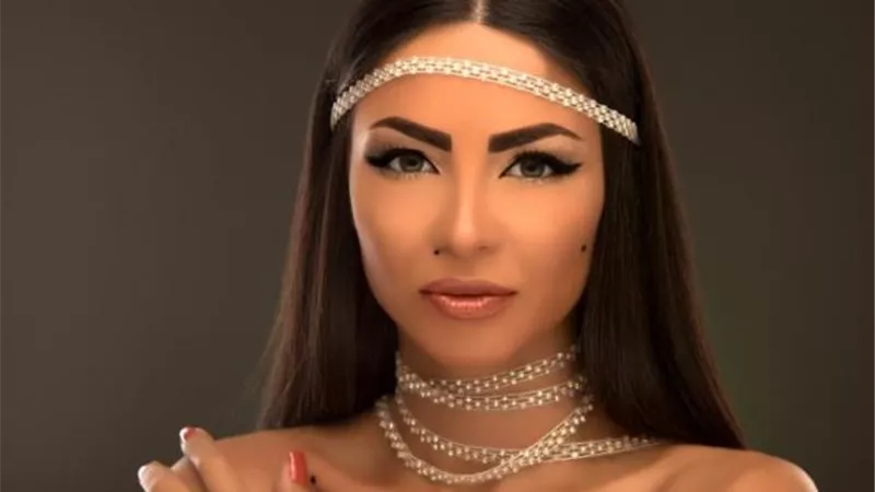 دوللي شاهين بإطلالة مثيرة بفستان أسود فاضح (صور)