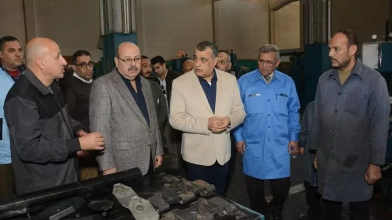 صور وزير الإنتاج الحربي في زيارة مفاجئة لشركة هليوبوليس للصناعات الكيماوية (صور)