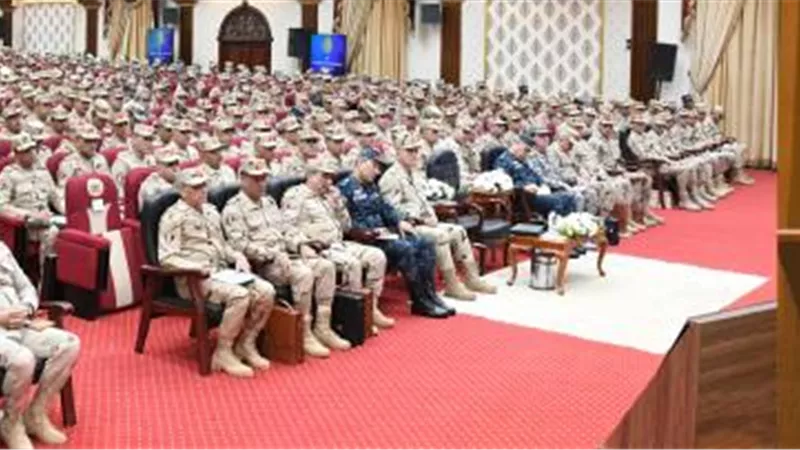 وزير الدفاع يلتقى بعدد من قادة وضباط القوات المسلحة بقيادة المنطقة المركزية العسكرية