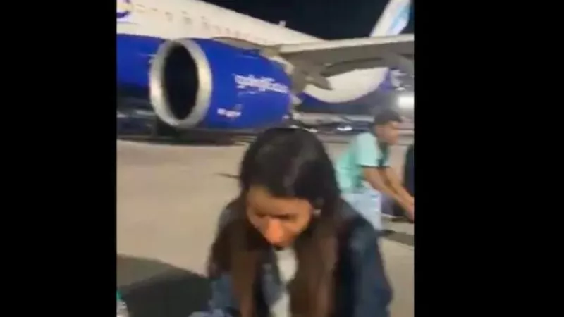 فيديو أثار الصدمة.. مسافرين يأكلون على مدرج مطار بعد تأخر رحلتهم