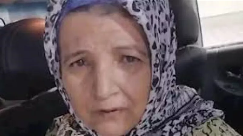 الإبن العاق .. القصة الكاملة لإتهام شخص بإجبار والدته الزحف على السلم