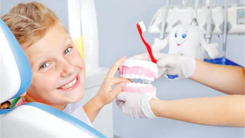 هذه العادات تشجع طفلك لتنظيف أسنانه.. تعرفي عليها