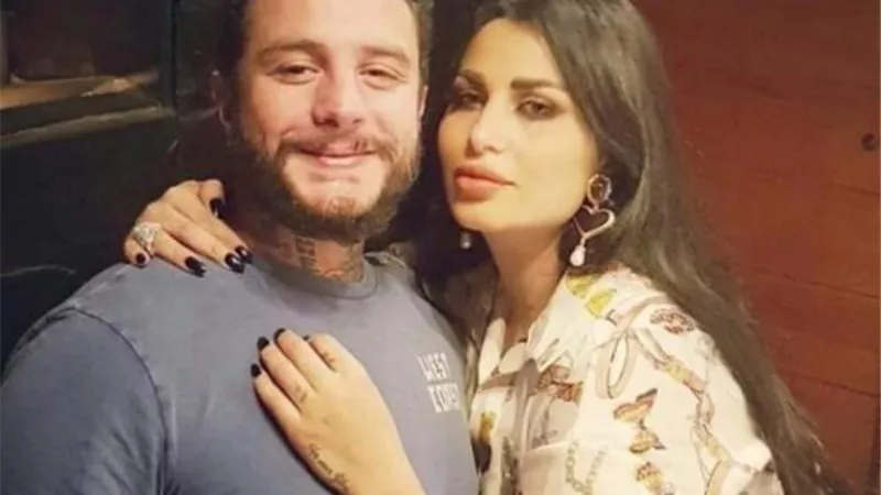 أحمد الفيشاوي يغازل زوجته بـ ”قبلة رومانسية”: حب حياتي للأبد