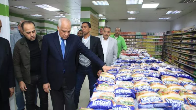 محافظ الجيزة: ضخ 4000 طن سكر بالأسواق بخلاف البطاقات التموينية