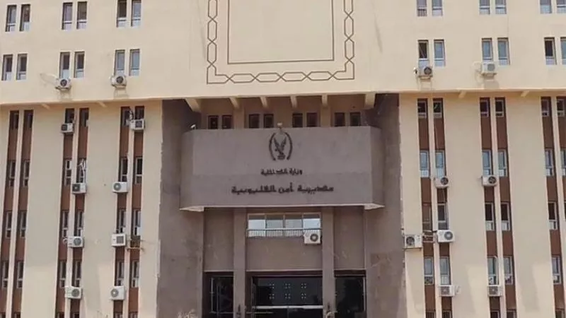 القبض على قائد دراجة نارية لقيامه بحركات إستعراضية بالطريق العام