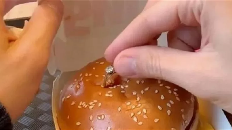 آخر تقاليع كورونا.. أغرب عرض للزواج بـ«ساندويتش برجر»