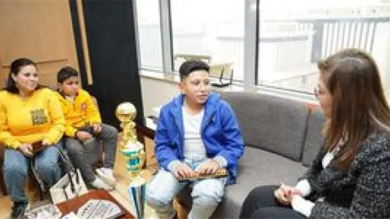 وزيرة التخطيط تشيد بوالدة الطفل «مارك» الحائز على بطولة العالم في المسائل الحسابية