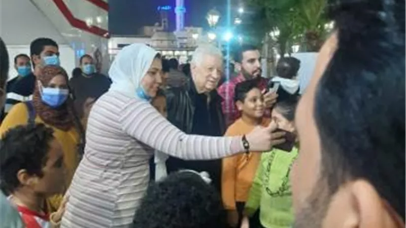 استقبال حافل لمرتضى منصور في الزمالك قبل اجتماعه بمجلس الإدارة