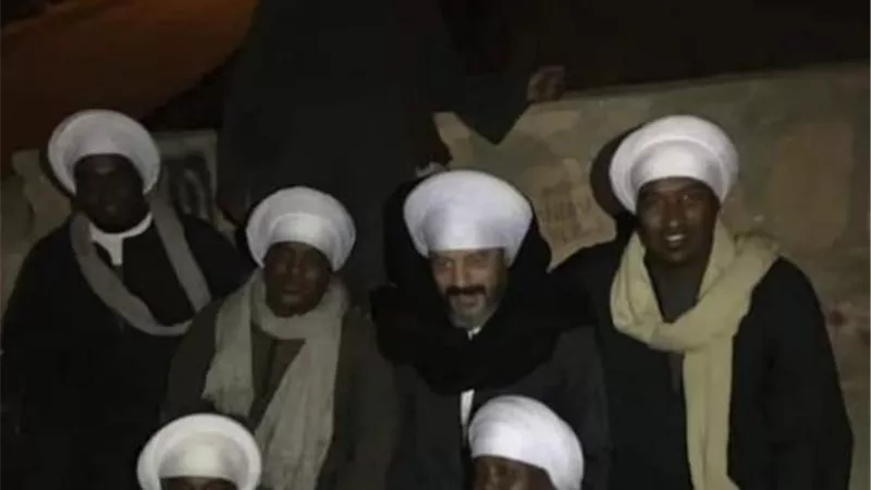 عمرو عبد الجليل بـ الجلباب الصعيدي” بصحبة أهالي الأقصر: القلب الأبيض