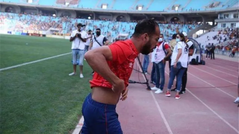 لاعبو الأهلي يغادرون ملعب حمادي العقربي بعد تعرضهم للاختناق