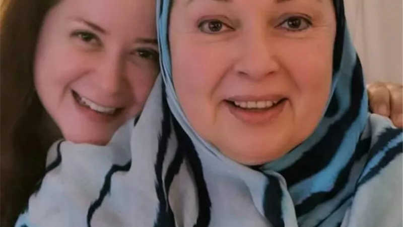 مى نور الشريف تهنئ خالتها الفنانة نورا بعيد ميلادها